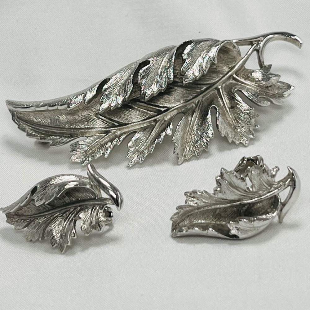 CORO beautifully detailed silver ,Leaf brooch/pin and Clip Earring Set.